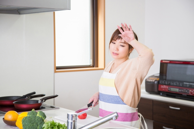 女性　キッチン