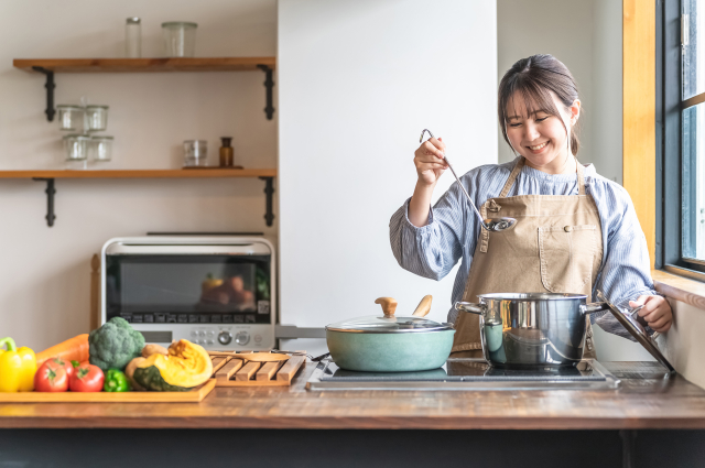 料理をする女性