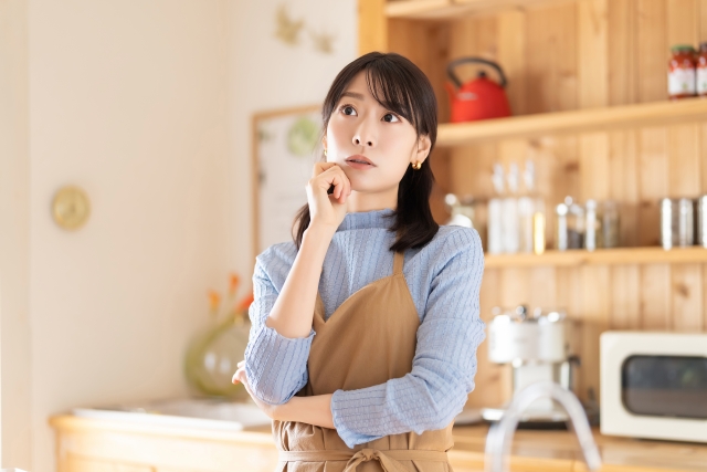 考える女性