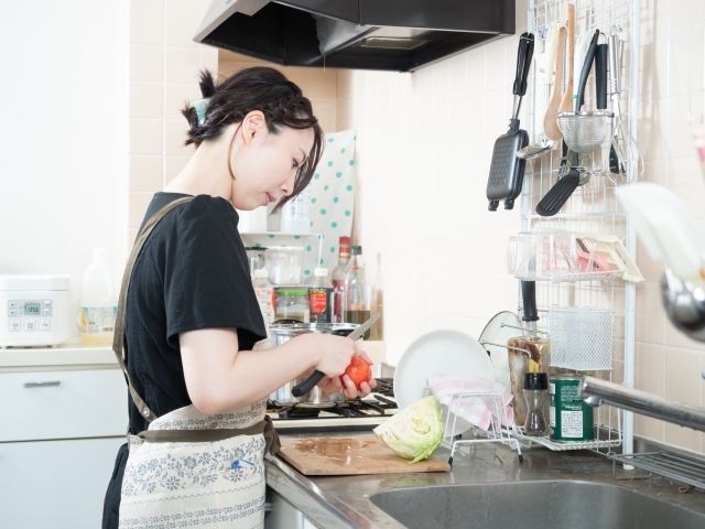 キッチンで集中する女性