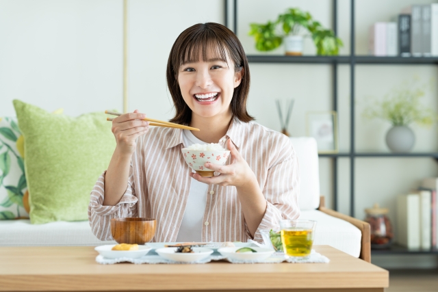 朝食を食べる女性