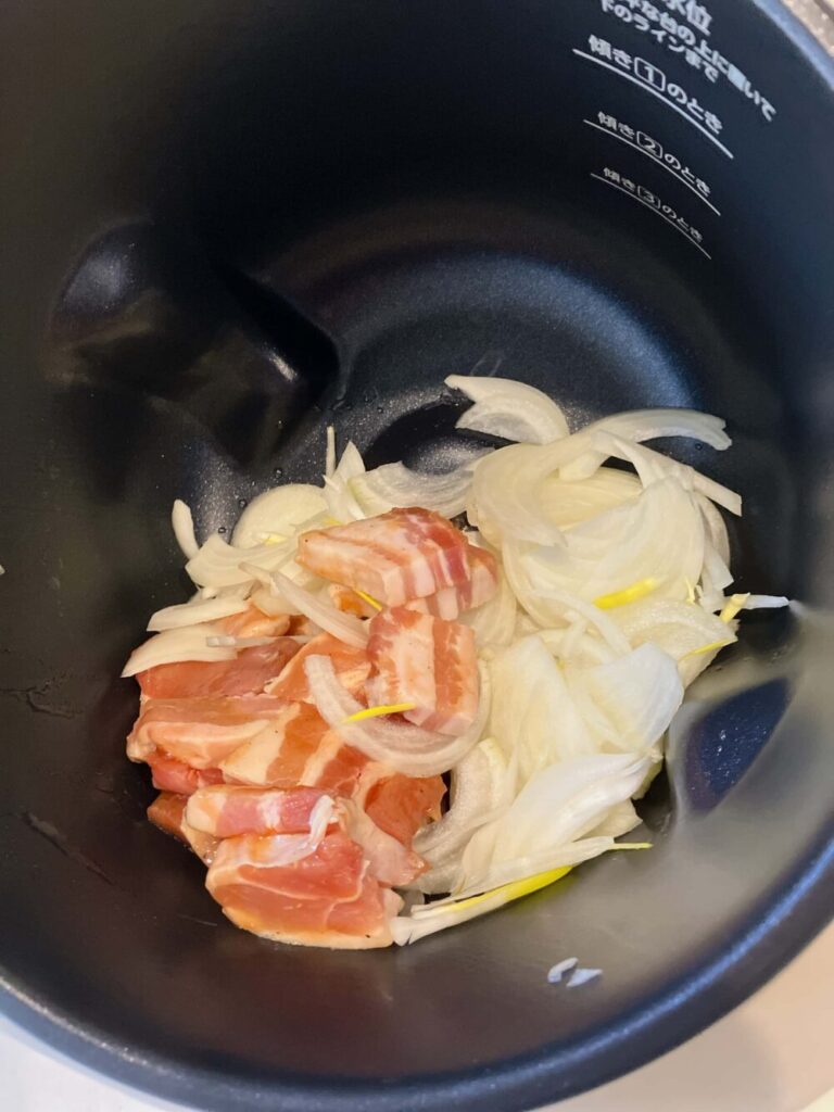 玉ねぎと豚バラを入れたところ