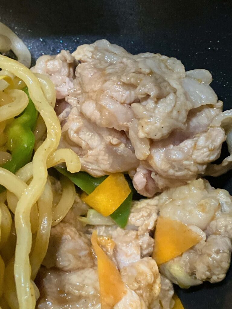 焼きそばの中の肉